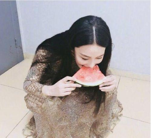 娱乐吃瓜女配图片,吃瓜群众的娱乐盛宴